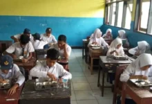 PERBAIKI KALIMAT SAYA : Siswa saat sedang menikmati menu program MBG.