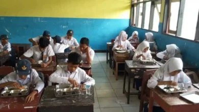 PERBAIKI KALIMAT SAYA : Siswa saat sedang menikmati menu program MBG.