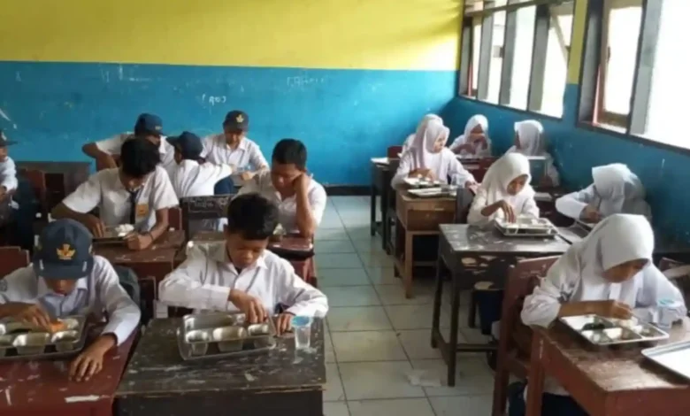 PERBAIKI KALIMAT SAYA : Siswa saat sedang menikmati menu program MBG.