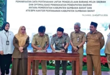 Bupati Sumbawa Barat H. Amar Nurmansyah dan Kepala BPN KSB Muhammad Abdul Kadir Jailani (tengah) menandatangani kesepakatan integrasi data pertanahan dan pajak di Graha Fitrah, Taliwang, Senin, 10 Agustus 2026.