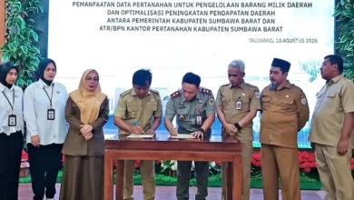 Bupati Sumbawa Barat H. Amar Nurmansyah dan Kepala BPN KSB Muhammad Abdul Kadir Jailani (tengah) menandatangani kesepakatan integrasi data pertanahan dan pajak di Graha Fitrah, Taliwang, Senin, 10 Agustus 2026.