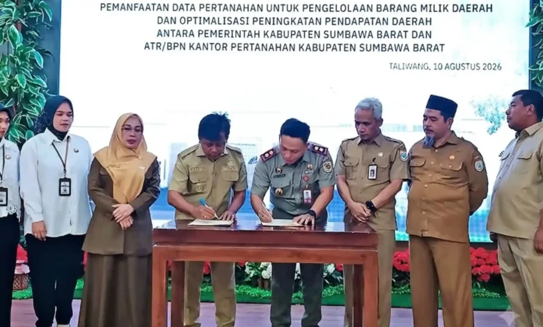 Bupati Sumbawa Barat H. Amar Nurmansyah dan Kepala BPN KSB Muhammad Abdul Kadir Jailani (tengah) menandatangani kesepakatan integrasi data pertanahan dan pajak di Graha Fitrah, Taliwang, Senin, 10 Agustus 2026.