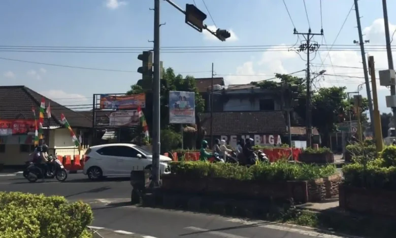 Situasi uji coba jalan satu arah di Simpang Rembiga hari ini, Senin, 10 Agustus 2026.