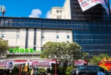 Spanduk penolakan eksekusi Hotel Arianz Mataram, dipasang di area depan hingga bangunan Hotel.