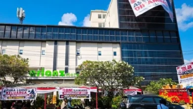 Spanduk penolakan eksekusi Hotel Arianz Mataram, dipasang di area depan hingga bangunan Hotel.
