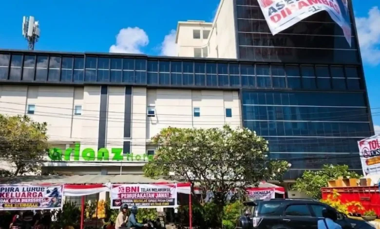 Spanduk penolakan eksekusi Hotel Arianz Mataram, dipasang di area depan hingga bangunan Hotel.