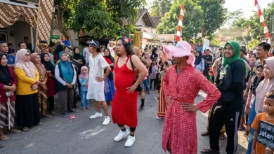 Ilustrasi kelompok pria menggunakan pakaian wanita saat gerak jalan di perayaan HUT RI. Kini mendapat sorotan tajam dari MUI NTB.