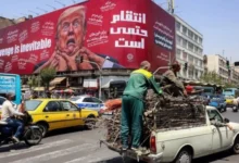 Para pengendara mobil melintas di depan papan reklame besar yang menjanjikan pembalasan terhadap Presiden AS Donald Trump di sepanjang Jalan Jomhouri di pusat Teheran, Iran.