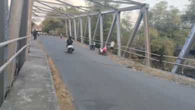 Beberapa warga yang masih melintas dan beraktivitas di Jembatan Bakong, Senin, 10 Agustus 2026.