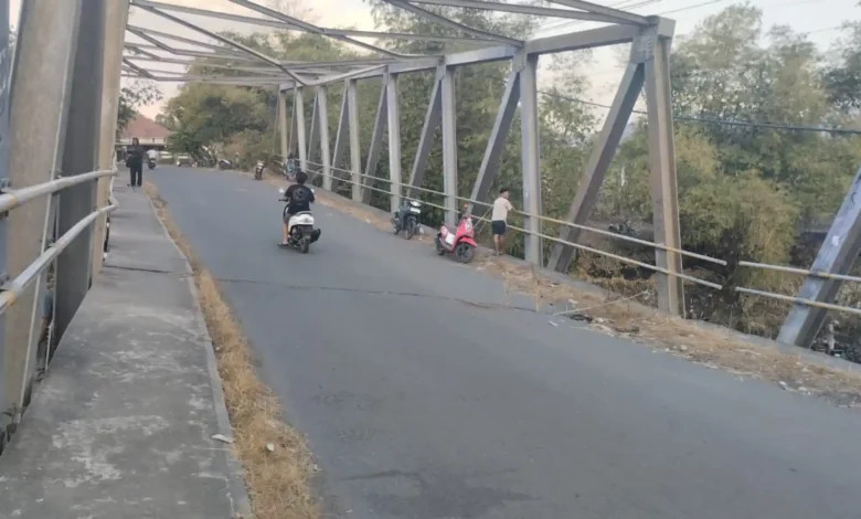 Beberapa warga yang masih melintas dan beraktivitas di Jembatan Bakong, Senin, 10 Agustus 2026.