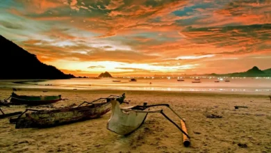 Pantai Selong Belanak, salah satu destinasi wisata unggulan di Lombok.