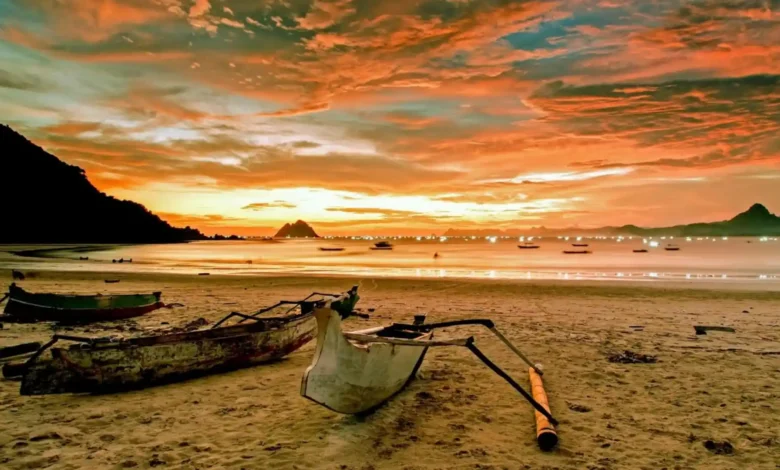 Pantai Selong Belanak, salah satu destinasi wisata unggulan di Lombok.