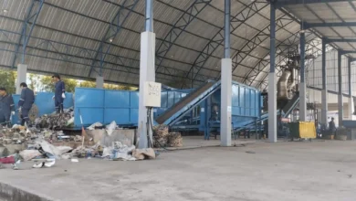 Beberapa pekerja di TPST Senteluk yang sedang memilah sampah untuk kemudian dibakar di insinerator TPST, Selasa, 11 Agustus 2026.
