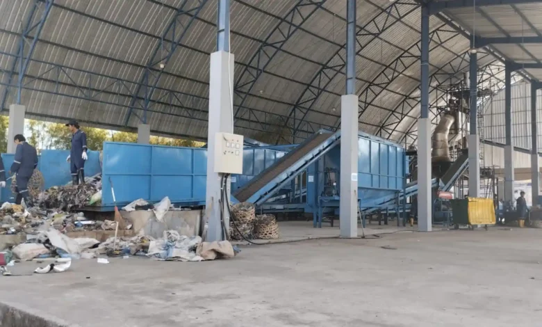 Beberapa pekerja di TPST Senteluk yang sedang memilah sampah untuk kemudian dibakar di insinerator TPST, Selasa, 11 Agustus 2026.