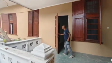 Suhardi, sang penjaga, membuka pintu bagian depan Eks Gedung Bank Indonesia (BI) Ampenan. Bangunan bersejarah bergaya kolonial ini dulunya merupakan kantor bank Belanda akan disulap menjadi Museum Sejarah.