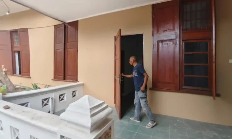 Suhardi, sang penjaga, membuka pintu bagian depan Eks Gedung Bank Indonesia (BI) Ampenan. Bangunan bersejarah bergaya kolonial ini dulunya merupakan kantor bank Belanda akan disulap menjadi Museum Sejarah.