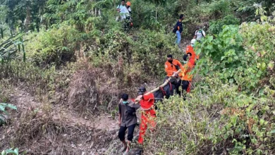 Tim SAR saat melakukan evakuasi pada jenazah tanpa identitas di Pemenang, Lombok Utara pada Selasa, 11 Agustus 2026.