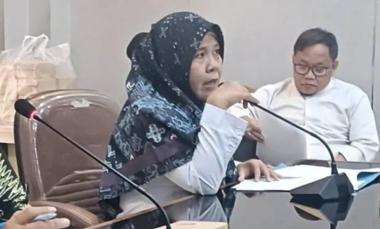 Kepala Bagian Kesra Lobar, Dr. Mutmainnah (kiri) saat koordinasi dengan staf beberapa waktu lalu, Juli 2026.