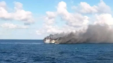 KMP Putri Yasmin saat terbakar di tengah laut pada Rabu, 12 Agustus 2026.