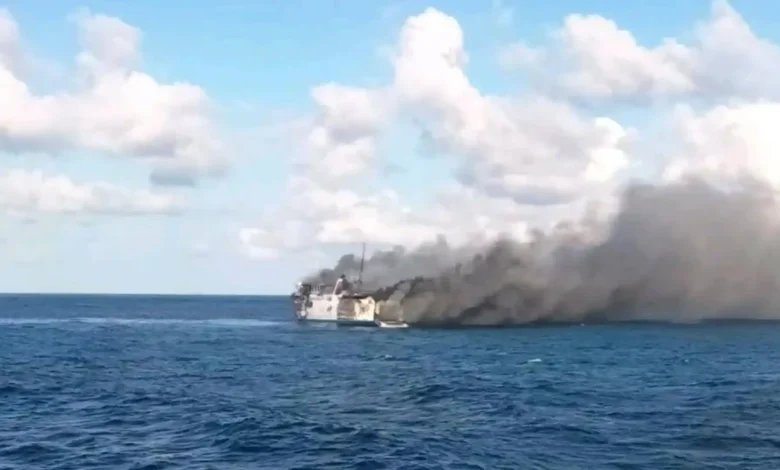 KMP Putri Yasmin saat terbakar di tengah laut pada Rabu, 12 Agustus 2026.