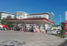 Aktivitas pengisian BBM jenis Pertalite di SPBU kawasan Jalan Majapahit, Mataram.