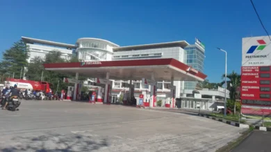 Aktivitas pengisian BBM jenis Pertalite di SPBU kawasan Jalan Majapahit, Mataram.