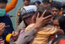 Tim kepolisian dan SAR gabungan saat melakukan evakuasi korban KMP Putri Yasmin pada Rabu, 12 Agustus 2026.