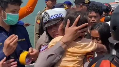 Tim kepolisian dan SAR gabungan saat melakukan evakuasi korban KMP Putri Yasmin pada Rabu, 12 Agustus 2026.