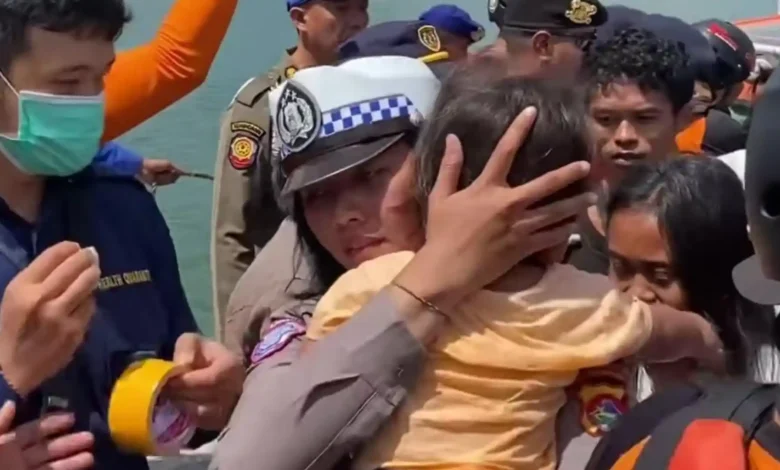 Tim kepolisian dan SAR gabungan saat melakukan evakuasi korban KMP Putri Yasmin pada Rabu, 12 Agustus 2026.