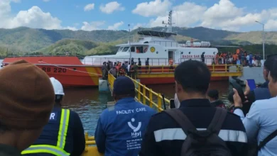 Momen dramatis evakuasi korban di Pelabuhan Lembar, Rabu, 12 Agustus 2026.