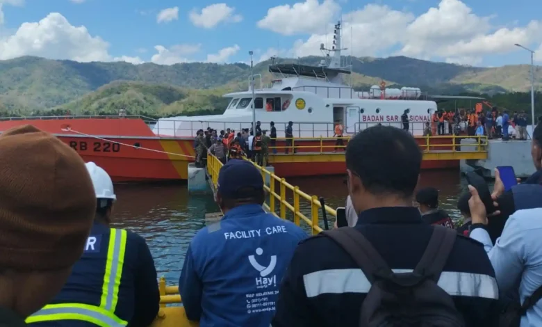 Momen dramatis evakuasi korban di Pelabuhan Lembar, Rabu, 12 Agustus 2026.