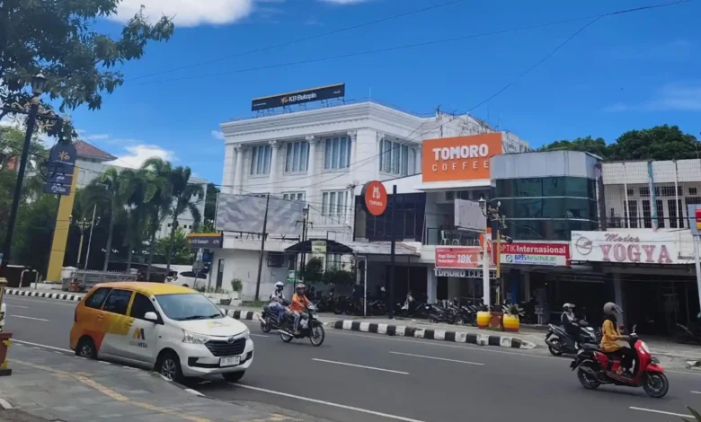 Deretan Bangunan Pertokoan di Kawasan Cakranegara.