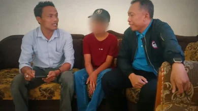 Ketua LPA Kota Mataram, Joko Jumadi (kanan) bersama orang tua korban santri terbakar, Rumidah (kiri) saat mendampingi anak A mendaftar sekolah pada Rabu, 12 Agustus 2026.