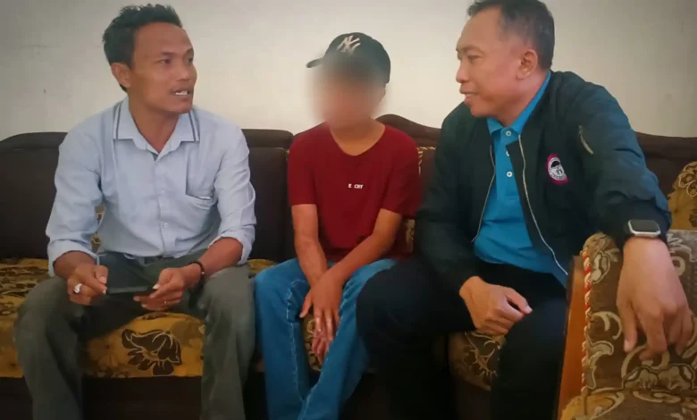 Ketua LPA Kota Mataram, Joko Jumadi (kanan) bersama orang tua korban santri terbakar, Rumidah (kiri) saat mendampingi anak A mendaftar sekolah pada Rabu, 12 Agustus 2026.