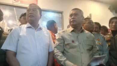 Menteri Perhubungan RI, Dudy Purwagandhi (kanan, baju coklat) dan Gubernur NTB, Lalu Muhamad Iqbal (kiri, baju putih) saat konferensi pers usai meninjau posko SAR di Pelabuhan Lembar, Rabu, 12 Agustus 2026.