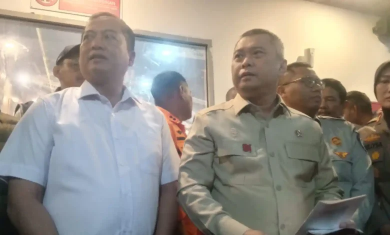 Menteri Perhubungan RI, Dudy Purwagandhi (kanan, baju coklat) dan Gubernur NTB, Lalu Muhamad Iqbal (kiri, baju putih) saat konferensi pers usai meninjau posko SAR di Pelabuhan Lembar, Rabu, 12 Agustus 2026.