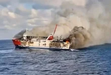 KMP Putri Yasmin saat terbakar di Selat Lombok pada Rabu, 12 Agustus 2026.