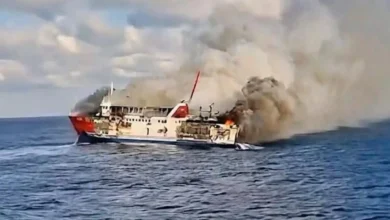 KMP Putri Yasmin saat terbakar di Selat Lombok pada Rabu, 12 Agustus 2026.