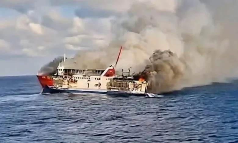 KMP Putri Yasmin saat terbakar di Selat Lombok pada Rabu, 12 Agustus 2026.