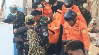 Evakuasi korban meninggal pasca-gempa di NTT pada Sabtu, 15 Agustus 2026.