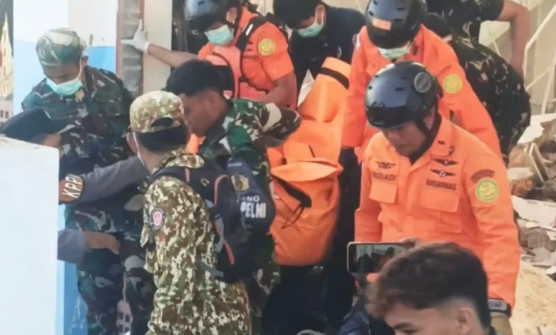 Evakuasi korban meninggal pasca-gempa di NTT pada Sabtu, 15 Agustus 2026.