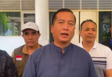 Gubernur NTB, Lalu Muhamad Iqbal bersama sejumlah pejabat Pemprov NTB saat menyampaikan terkait pengiriman bantuan untuk korban gempa NTT, Sabtu, 15 Agustus 2026.