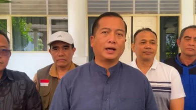 Gubernur NTB, Lalu Muhamad Iqbal bersama sejumlah pejabat Pemprov NTB saat menyampaikan terkait pengiriman bantuan untuk korban gempa NTT, Sabtu, 15 Agustus 2026.