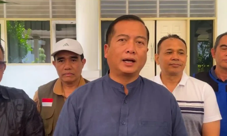 Gubernur NTB, Lalu Muhamad Iqbal bersama sejumlah pejabat Pemprov NTB saat menyampaikan terkait pengiriman bantuan untuk korban gempa NTT, Sabtu, 15 Agustus 2026.