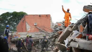 Reruntuhan bangunan akibat gempa bumi magnitudo 7,7 di Nusa Tenggara Timur (NTT).