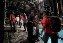 Tim gabungan saat pengiriman logistik bantuan ke para korban gempa NTT. Eskalasi bantuan terus ditingkatkan, seiring semakin bertambahnya informasi jumlah korban.