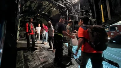 Tim gabungan saat pengiriman logistik bantuan ke para korban gempa NTT. Eskalasi bantuan terus ditingkatkan, seiring semakin bertambahnya informasi jumlah korban.