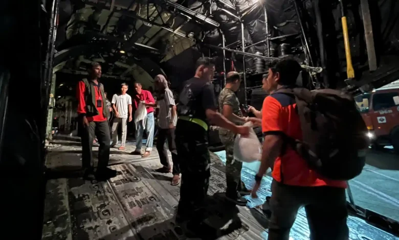 Tim gabungan saat pengiriman logistik bantuan ke para korban gempa NTT. Eskalasi bantuan terus ditingkatkan, seiring semakin bertambahnya informasi jumlah korban.