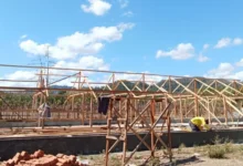 Proses pembangunan fisik kandang sapi dalam Program Agribisnis Peternakan Sapi di Kabupaten Sumbawa Barat.