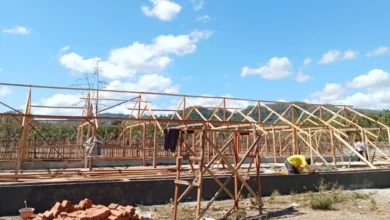 Proses pembangunan fisik kandang sapi dalam Program Agribisnis Peternakan Sapi di Kabupaten Sumbawa Barat.